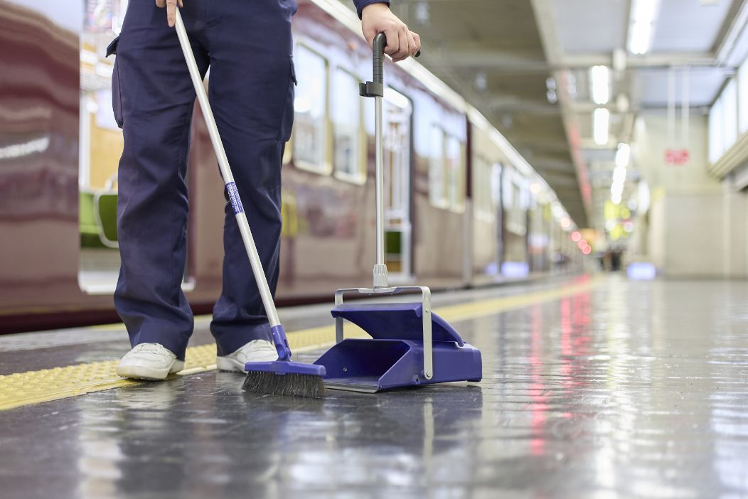 駅構内および鉄道車両等の清掃管理